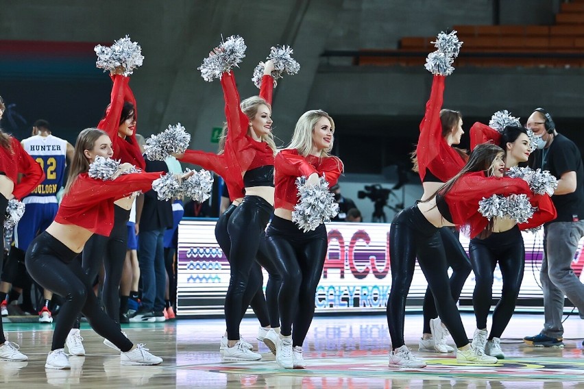 Cheerleaderki na meczu koszykówki we Wrocławiu