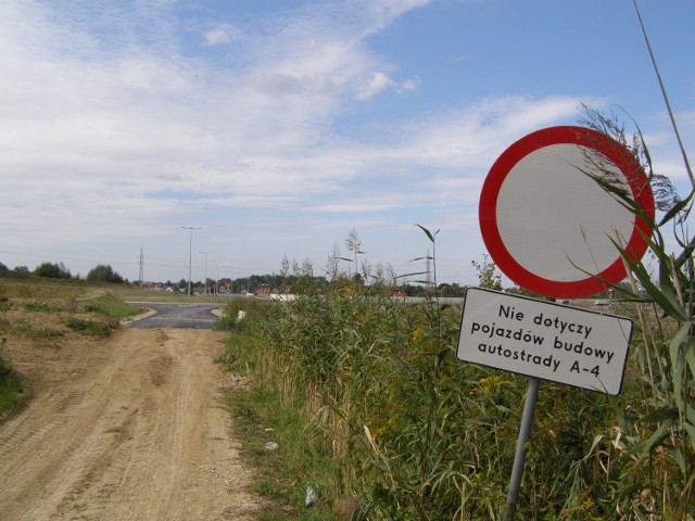 Ul. Wilcza będzie połączona z drogami obok węzła autostrady. Ale chodniki powstaną później