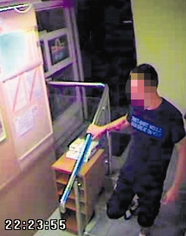 Zapis obrazu z kamer monitoringu: Mężczyzna wchodzi do sklepu, za chwilę ukradnie piwo.