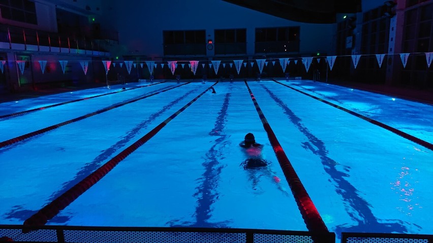 Nocne pływanie i saunowanie wróciło do OSiR Żoliborz. Zrelaksujcie się przy muzyce w specjalnie oświetlonym basenie