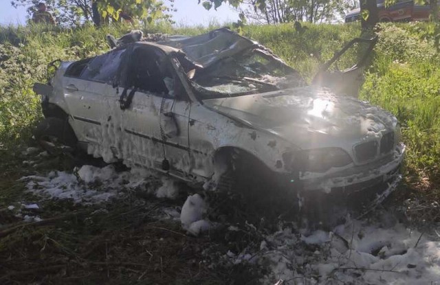 Bmw wypadło z drogi i dachowało. Zginęła pasażerka, trzy osoby zostały ranne.