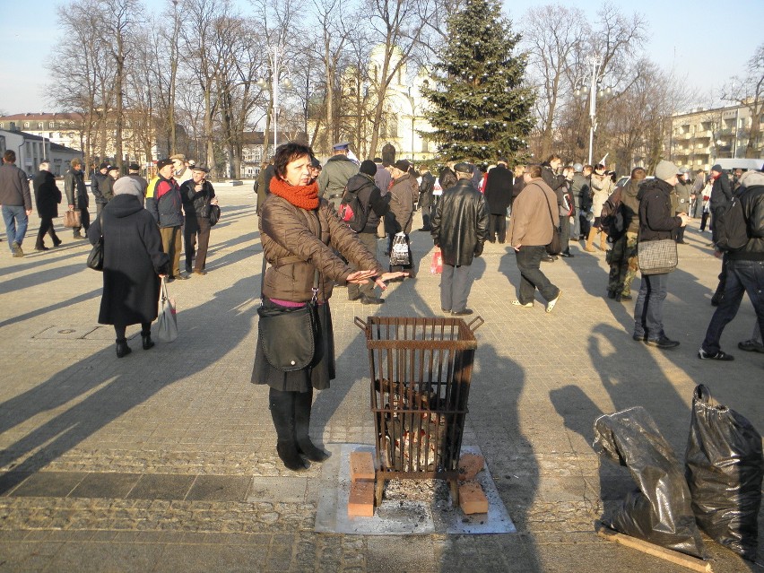 Częstochowa: Stan wojenny na placu Biegańskiego [ZDJĘCIA]