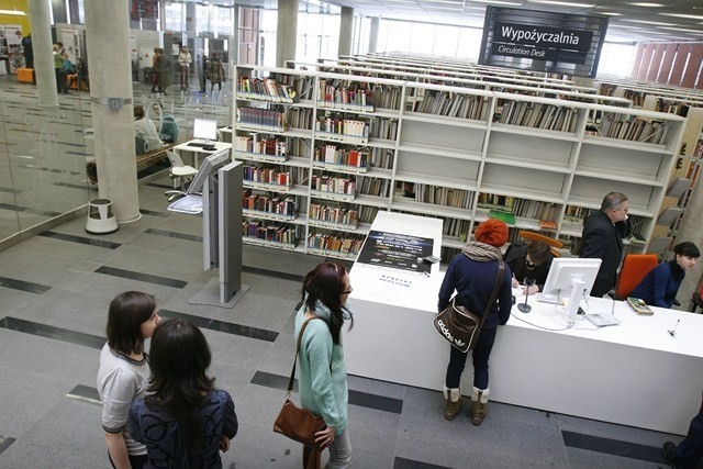Bibliotekarki służą pomocą, ale czytelnicy świetnie sobie...