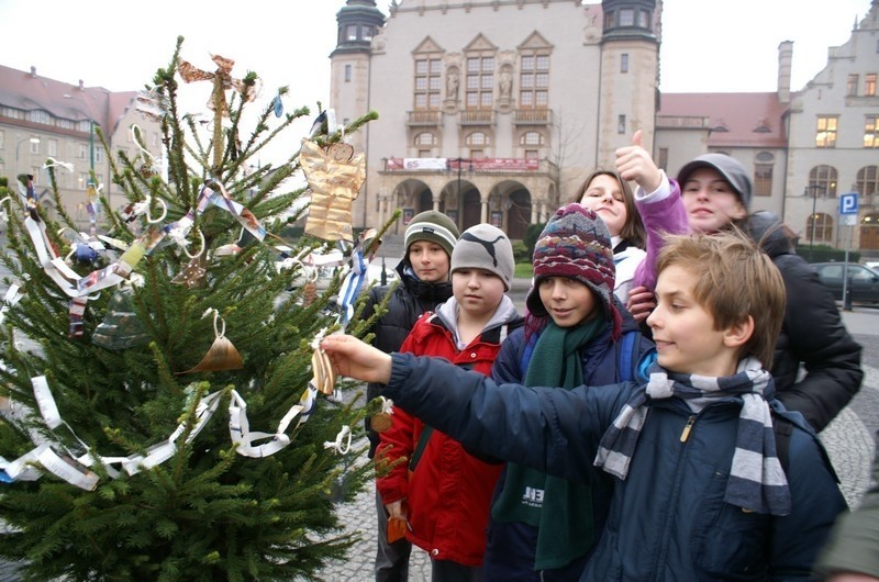 Dzieci ubierały w środę na placu Adama Mickiewicza "Choinkę...