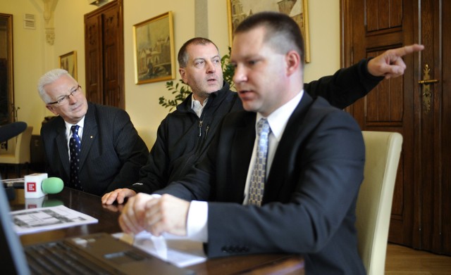 Przewodniczący rady miejskiej Jacek Ossowski, prezydent Rafał Dutkiewicz i skarbnik Marcin Urban