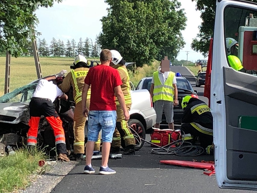 Poważny wypadek w gminie Brześć Kujawski. Opel uderzył w drzewo [zdjęcia]