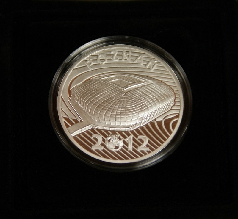 Srebrna moneta ze stadionem.