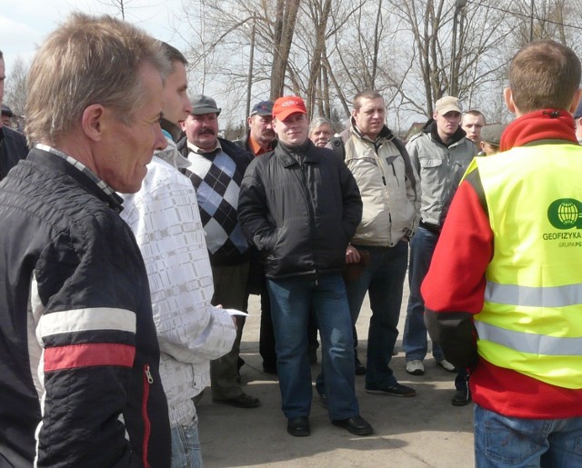 Na pierwszą rekrutację do spółki Geofizyka Toruń zgłosiło się kilkudziesięciu mężczyzn przysłanych z urzędu pracy. Pracę otrzymało na razie  25