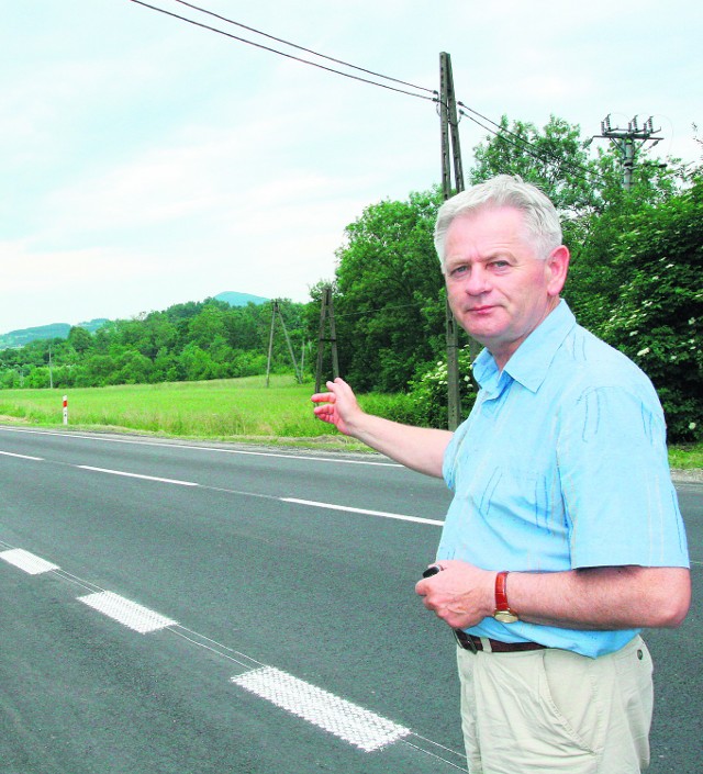 Piotr Krok pokazuje miejsce, gdzie po stronie sądeckiej obwodnica oderwie się od drogi krajowej