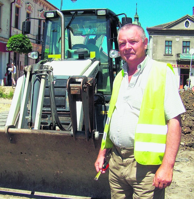 Tadeusz Kapusta, kierownik  robót instalacyjno-budowlanych nadzoruje prace na rynku