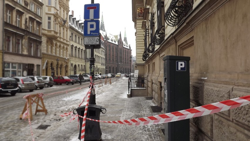 Wrocław: Miejsc do parkowania w centrum ubywa przez... sople (ZDJĘCIA)