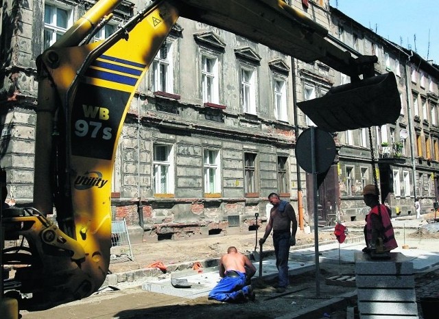 Robotnicy układają chodniki przy ul. Chrobrego, ale kamienice nie jest na razie odnowiona
