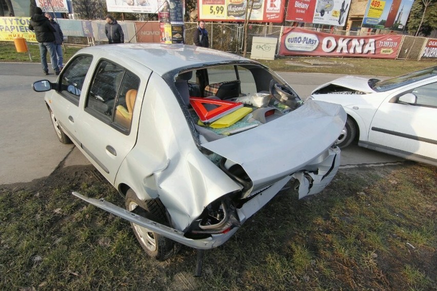 Wrocław: Wypadek koło bunkra przy Strzegomskiej. Jedna osoba ranna (ZDJĘCIA)