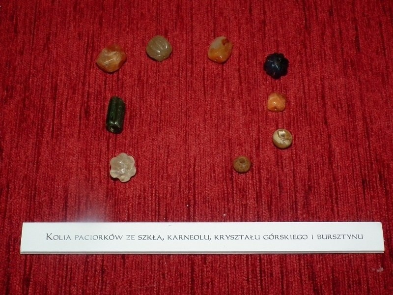 Przedmioty znalezione w grobach z X i XI wieku.