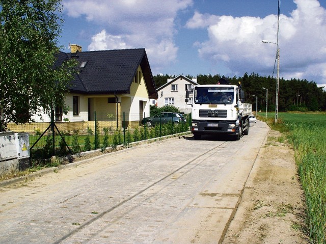 Mimo ograniczenia masy pojazdów, ulicą Ogrodową codziennie jeżdżą ciężarówki