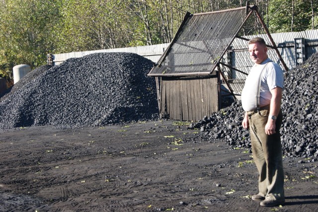 Stanisław Stachoń pokazuje hałdy węgla na swoim składzie. Jego zdaniem najlepiej sprzedaje się ten najgrubszy