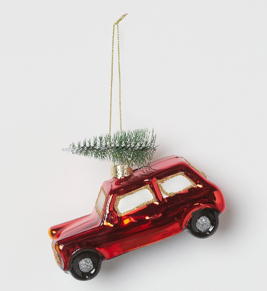 Szklana ozdoba świątecznego drzewka w kształcie samochodu z choinką na dachu