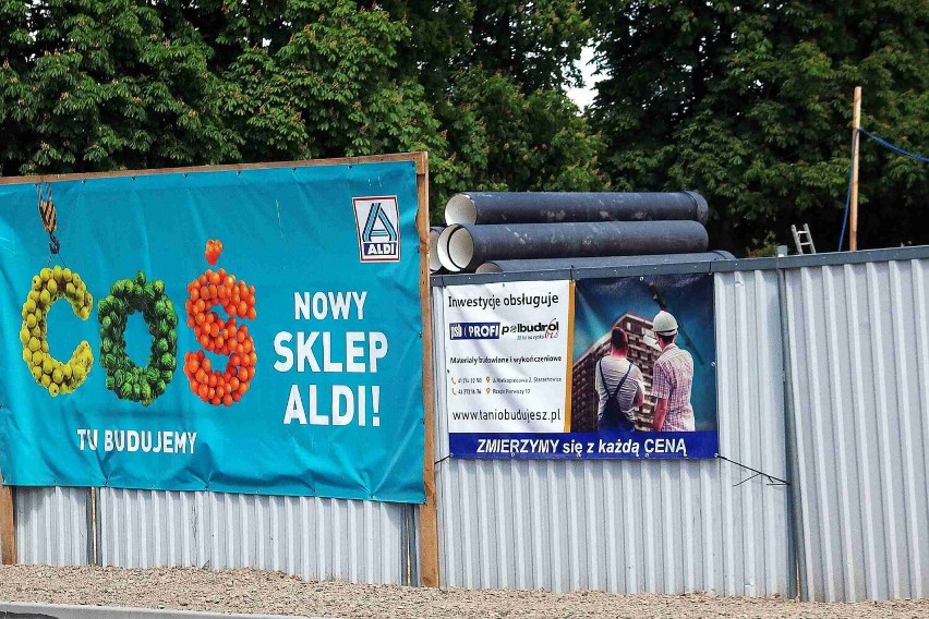 W Starachowicach trwa budowa marketu Aldi. Zobacz na zdjęciach, jak wyglądają postępy prac