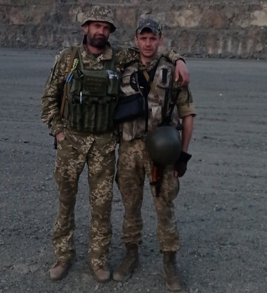 Dima Debczuk (po prawej) z towarzyszem broni, gdzieś w...