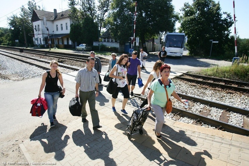 Kolejowy most w Brzegu Dolnym zamknięty. Podróżni z pociągu przesiadają się na prom