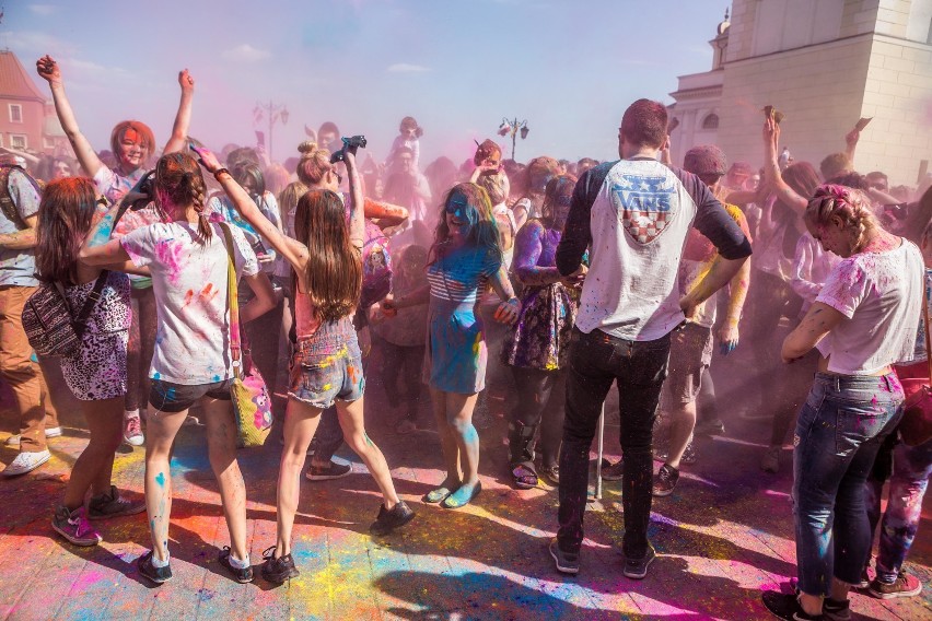 Holi Color. Kolorowy Flashmob na Placu Zamkowym w słoneczny...