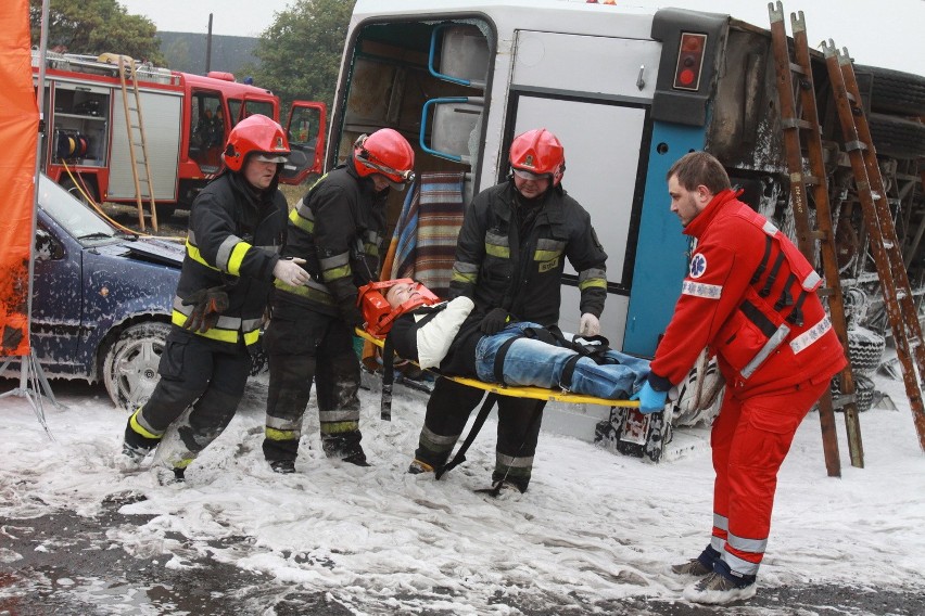 Wypadek autobusu w Lipinach [ZDJĘCIA Z ĆWICZEŃ STRAŻAKÓW]