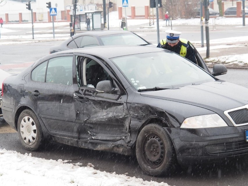 Groźny wypadek na skrzyżowaniu al. Politechniki i ul. Radwańskiej ZDJĘCIA 