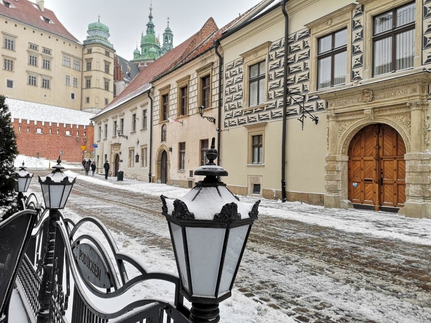 Zimowa niedziela w Krakowie. Spadł śnieg, ścisnął mróz i miasto zrobiło się białe [ZDJĘCIA]