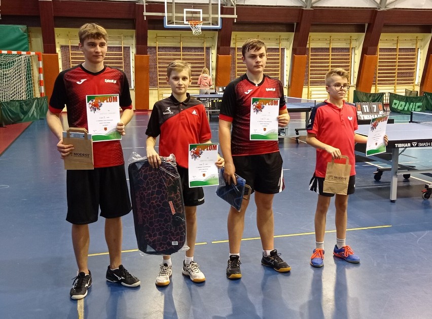 Dobre występy młodych tenisistów stołowych UMLKS Radomsko