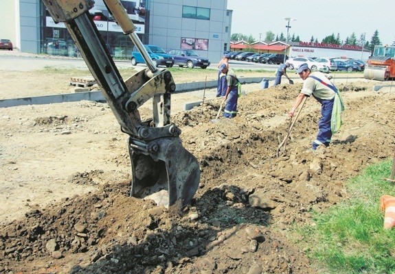 W skwarze środowego południa ekipa Zakładu Budowy Dróg Włodzimierza Gryzły pracowała na pełny gaz