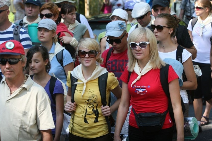 Cztery tysiące pielgrzymów z Rybnika jest już w drodze na Jasną Górę [ZDJĘCIA]