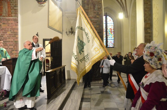 Poświęcenia sztandaru dokonał ksiądz prałat Jan Stanisławski