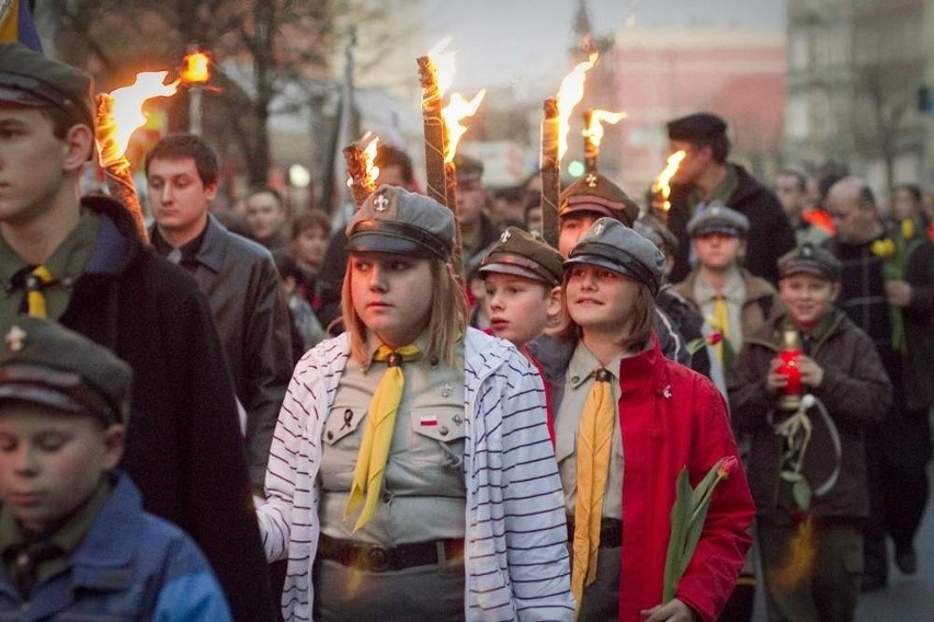 Świdnica: Marsz ku czci poległych pod Smoleńskiem (ZDJĘCIA)