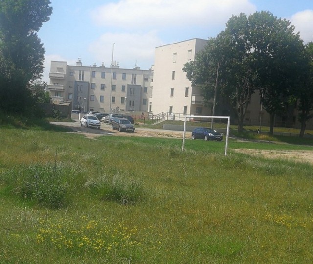 Przy ul. Konopnickiej, za boiskiem Stelli już stoją nowe bloki. A teren samego boiska już od dawna upomina się o uporządkowanie, choćby skoszenie trawy