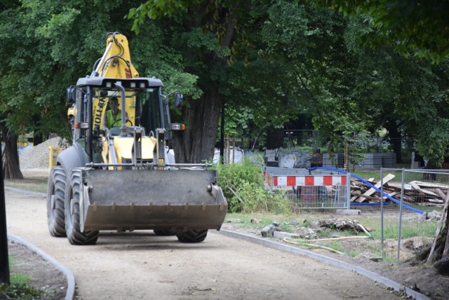 Rewitalizacja Parku Róż trwa już osiem miesięcy. Na razie jeszcze żaden jej element nie został wykonany od początku do końca.