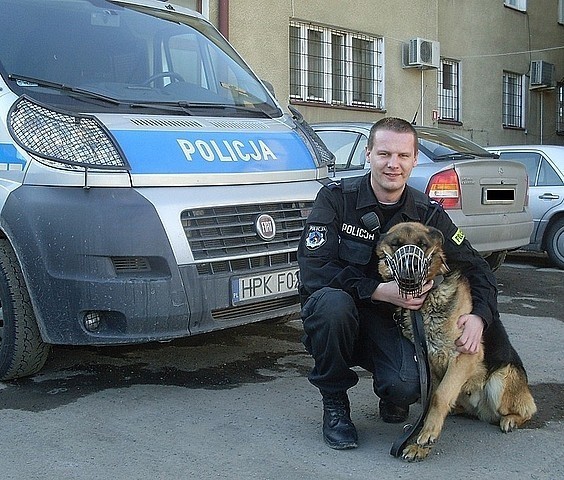 Stalowowolscy policjanci zostali poinformowani przez pracownika firmy telekomunikacyjnej o kradzieży około 105 metrów przewodów z nadziemnej linii w okolicach miejscowości Studzieniec (gmina Pysznica). Policjanci którzy przybyli na miejsce zdarzenia ustalili, że brakuje przewodów pomiędzy trzema słupami telekomunikacyjnymi i prawdopodobnie przewody zostały odcięte siekierą. 

Wypadek w Surochowie. Śmierć rowerzysty [zdjęcia]