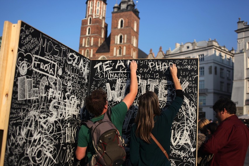 Conrad Festival Kraków: instalacja - tablica na Rynku Głównym [ZDJĘCIA]