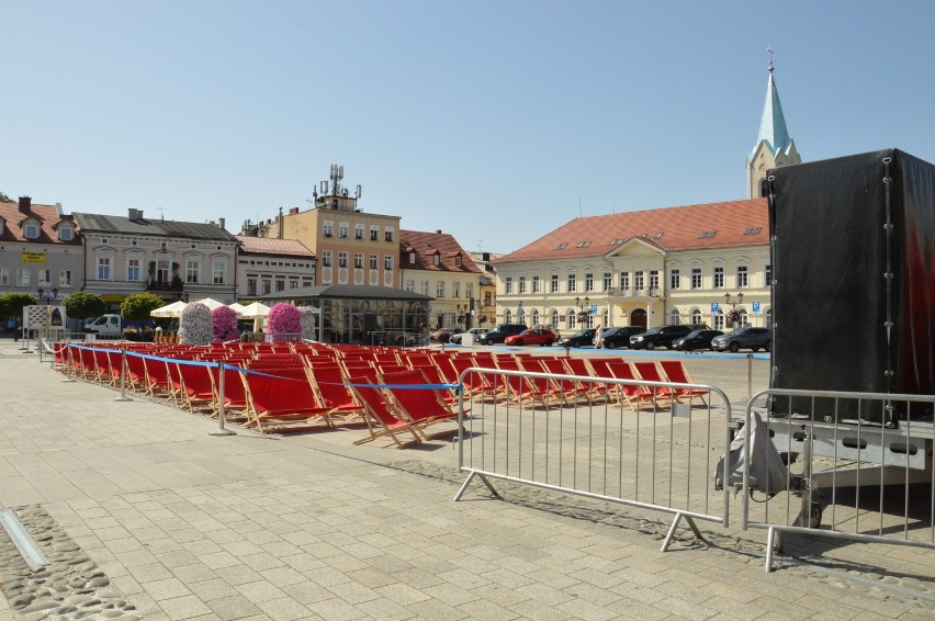 Fotele już rozstawione czekają na gości. Rusza Kino Letnie na Rynku Głównym w Oświęcimiu
