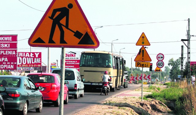 Nie wszyscy kierowcy zatrzymują się na czerwonym świetle, licząc, że zdążą przejechać