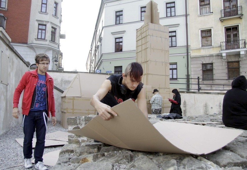 Lublin: Wybudowali kościół z kartonowych pudeł (ZDJĘCIA)