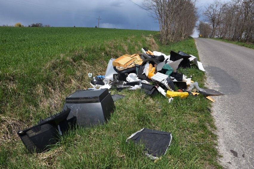 Góra śmieci cały czas leży na drodze w Ostrowiecznie. Kiedy...