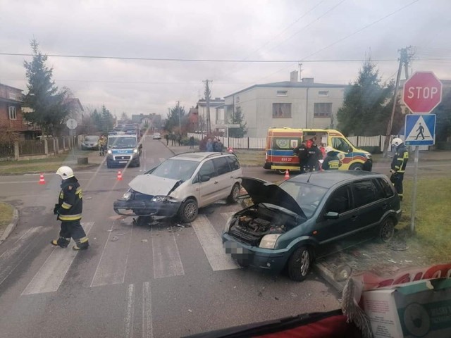 Wypadek na skrzyżowaniu w Zelowie.