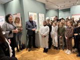 Wystawa „Z papierem przez dwa tysiąclecia” otwarta w Muzeum Regionalnym  w Radomsku. ZDJĘCIA, FILM
