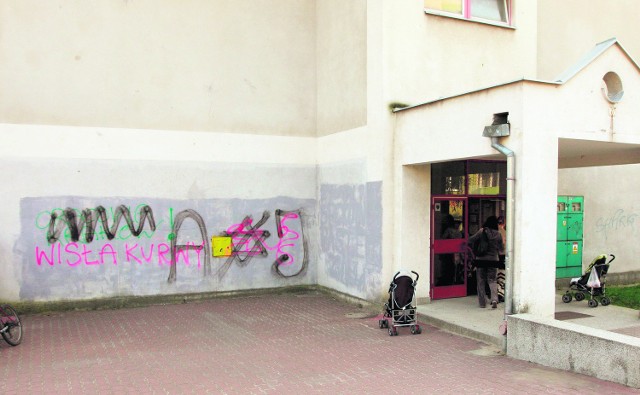 Po kilku godzinach pracy skazanych szkolne mury były wolne od szpecących graffiti