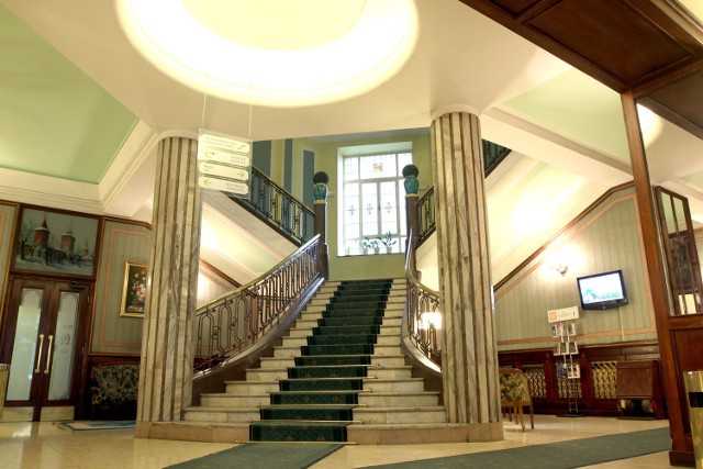Foyer hotelu Francuskiego w Krakowie. Monumentalne zabytkowe schody od początku istnienia były wizytówką hotelu