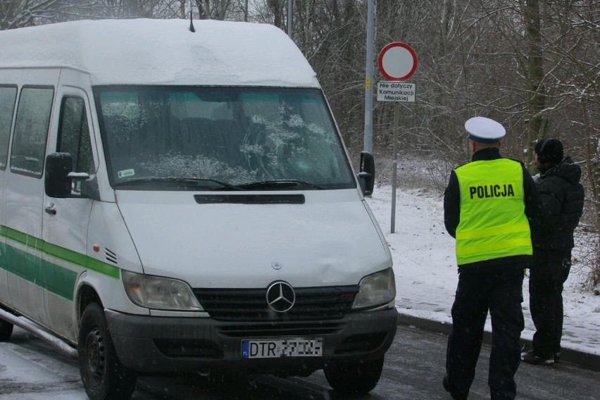 Wrocław: Busem potrącili pieszego na ul. Rędzińskiej i uciekli. Poszkodowany zmarł (ZDJĘCIA)
