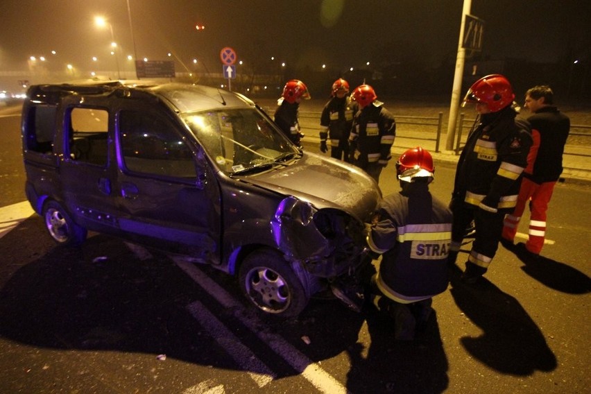 Wypadek na Strzegomskiej - renault wpadło w poślizg na pustej drodze (ZDJĘCIA)