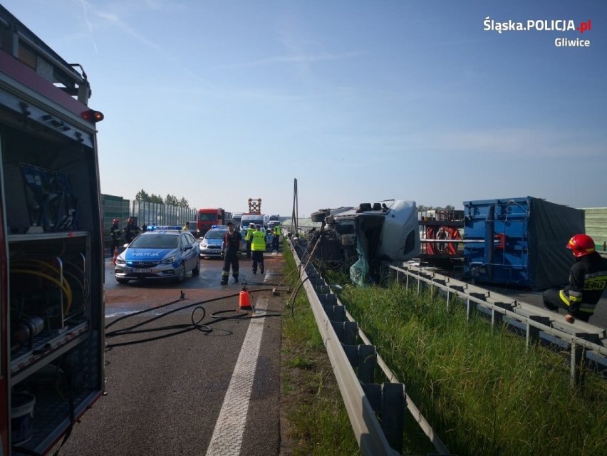 Wypadek w Gliwicach na A4 [ZDJĘCIA]. Zablokowana autostrada, TIR uderzył w bariery [ZDJĘCIA]