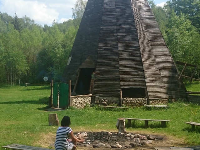 Myśliwski wigwam do rozbiórki. Prace trwają i nie wiadomo czy zostanie odbudowany