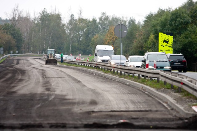 Na drodze pomiędzy Wałbrzychem i Świebodzicami, gdzie często dochodzi do wypadków drogowych, trwa wymiana nawierzchni. Nowa nawierzchnia tzw. beton asfaltowy ma wpłynąć na poprawę bezpieczeństwa na tym odcinku